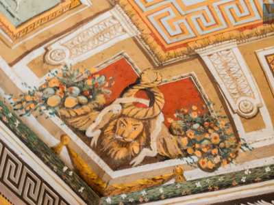 Riquadri con vedute di paesaggi, vasi classici e leoni tra cornucopie si susseguono nella parte pi� esterna tra intricate trame geometriche che si aprono nel pannello centrale